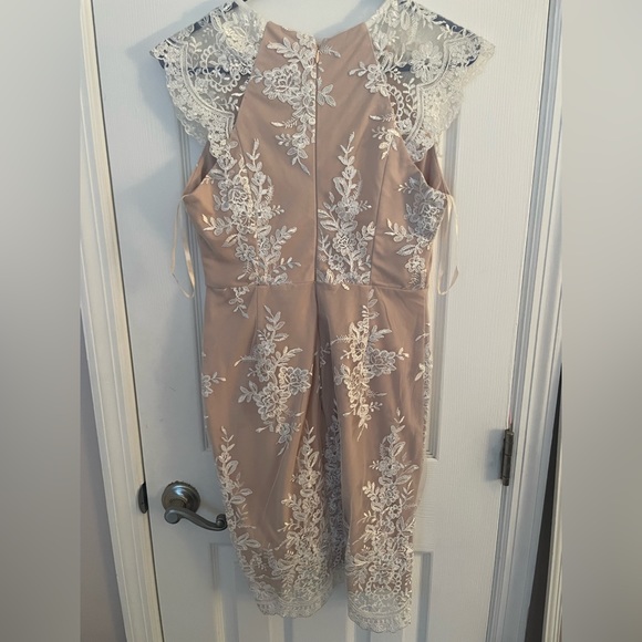 Xenia Boutique Lace Dress - Picture 2 of 3